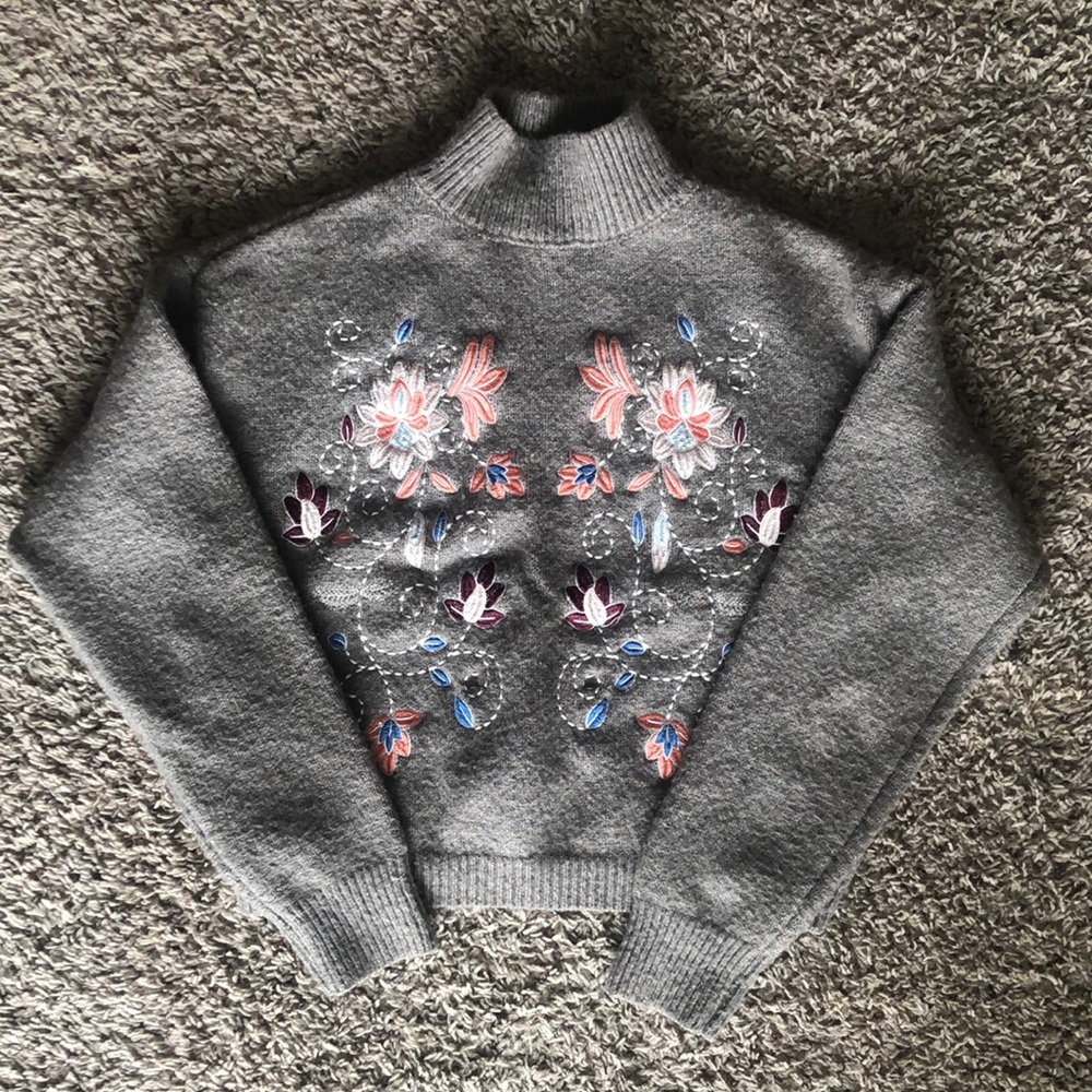Floral Embroidered Gray/Brown Cropped Sweater